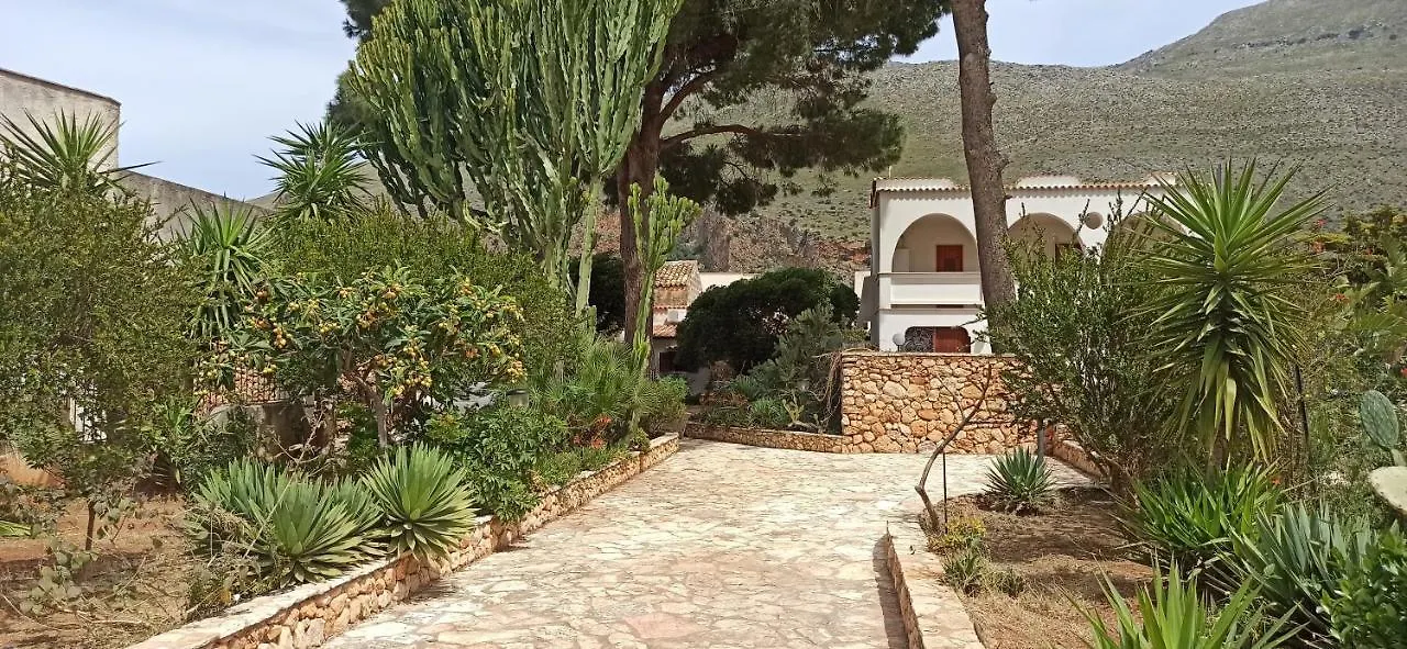 Villa Indipendente Con Patio Giardino E Parcheggio Castelluzzo Italy