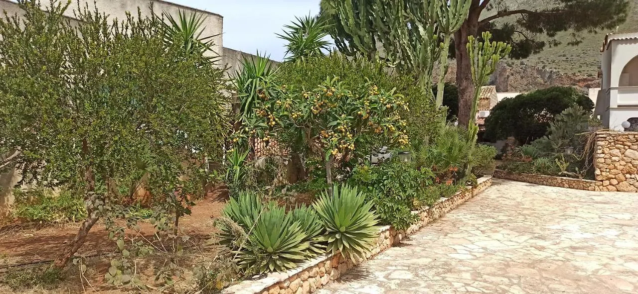 Villa Indipendente Con Patio Giardino E Parcheggio Castelluzzo 0*,