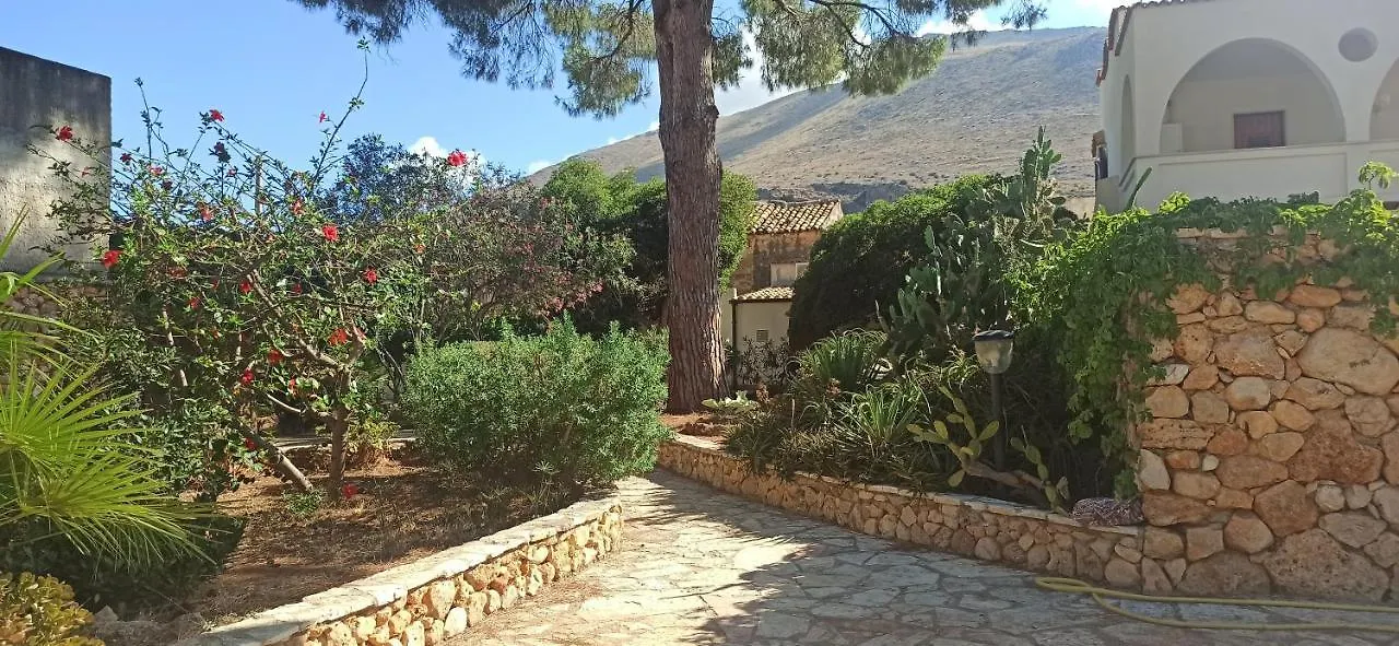 Villa Indipendente Con Patio Giardino E Parcheggio Castelluzzo 0*,