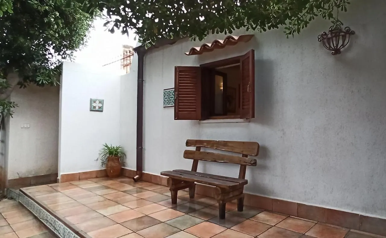 Villa Indipendente Con Patio Giardino E Parcheggio Castelluzzo 0*,  Italien