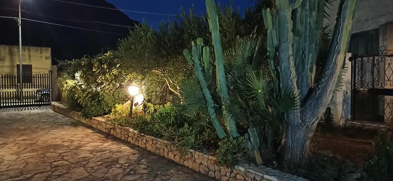 Villa Indipendente Con Patio Giardino E Parcheggio Castelluzzo 0*,  Italien